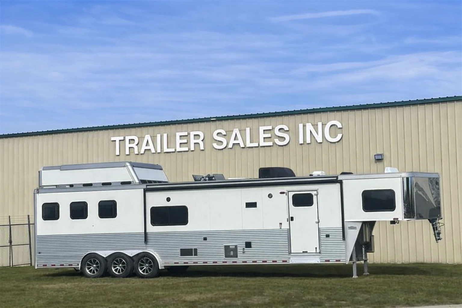 Used 2019 Sundowner Trailers 8018 GRS Horizon 3H w/ 18'SW LQ & 6' Slide - Image 1